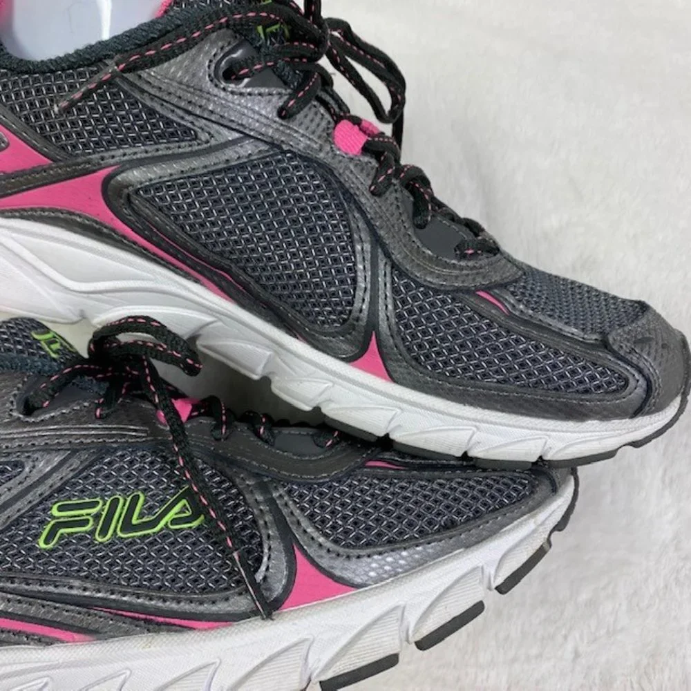 LIKE NEW Fila Women's Silver‎ & Sugarplum Quadrix Running Shoe, size 10